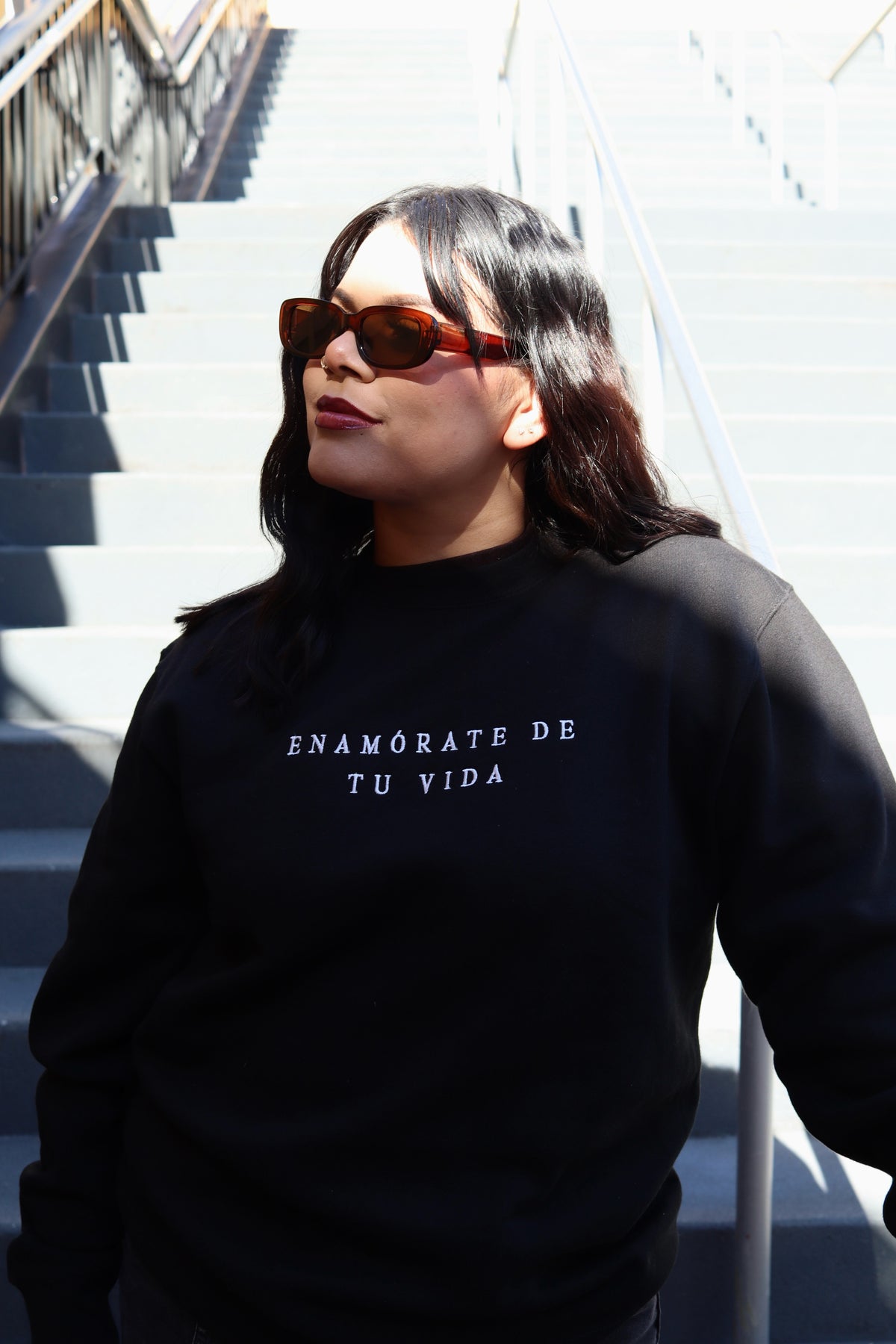 'Enamórate De Tu Vida' Black Crewneck