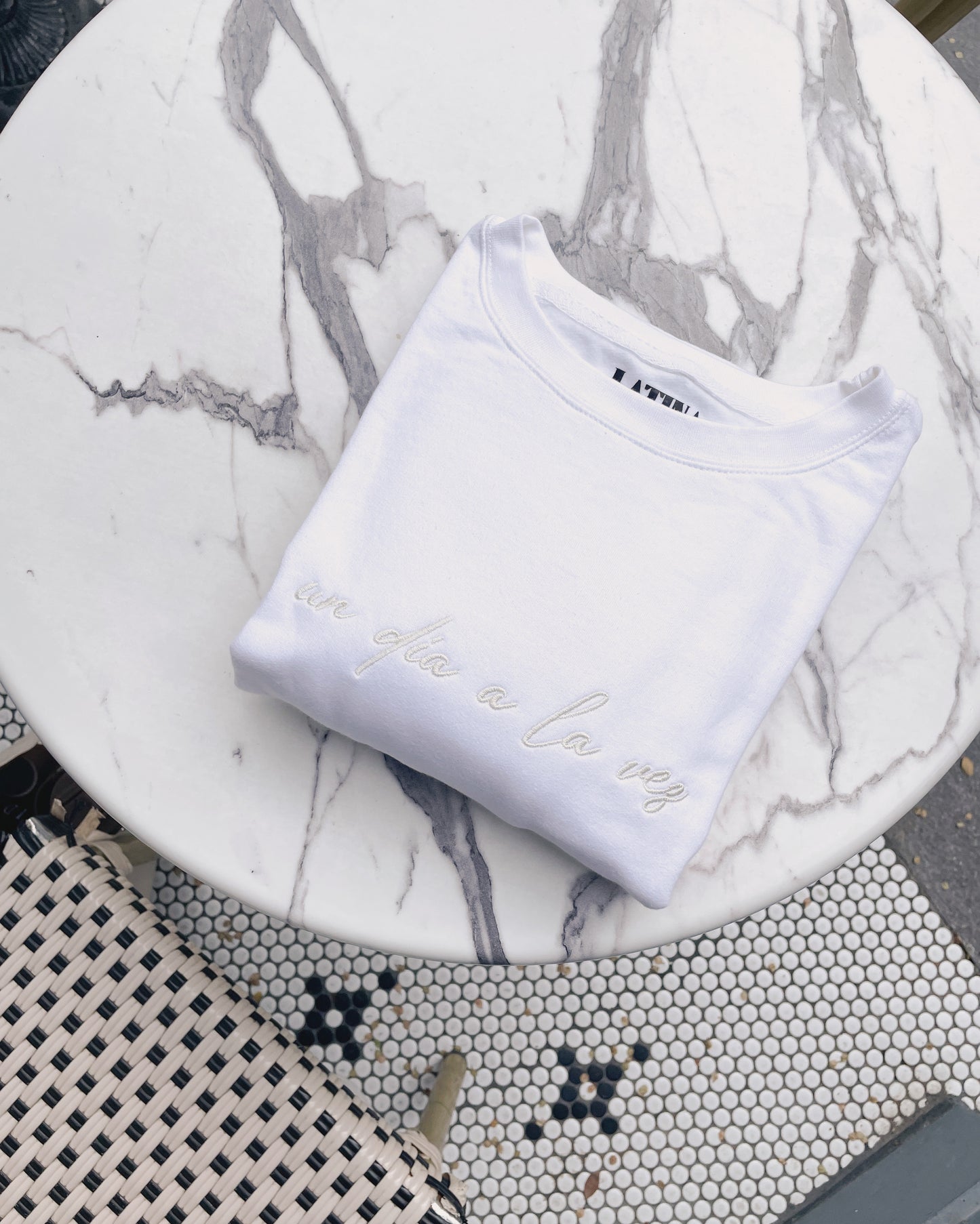 'Un Dia a La Vez' Embroidered White Crewneck