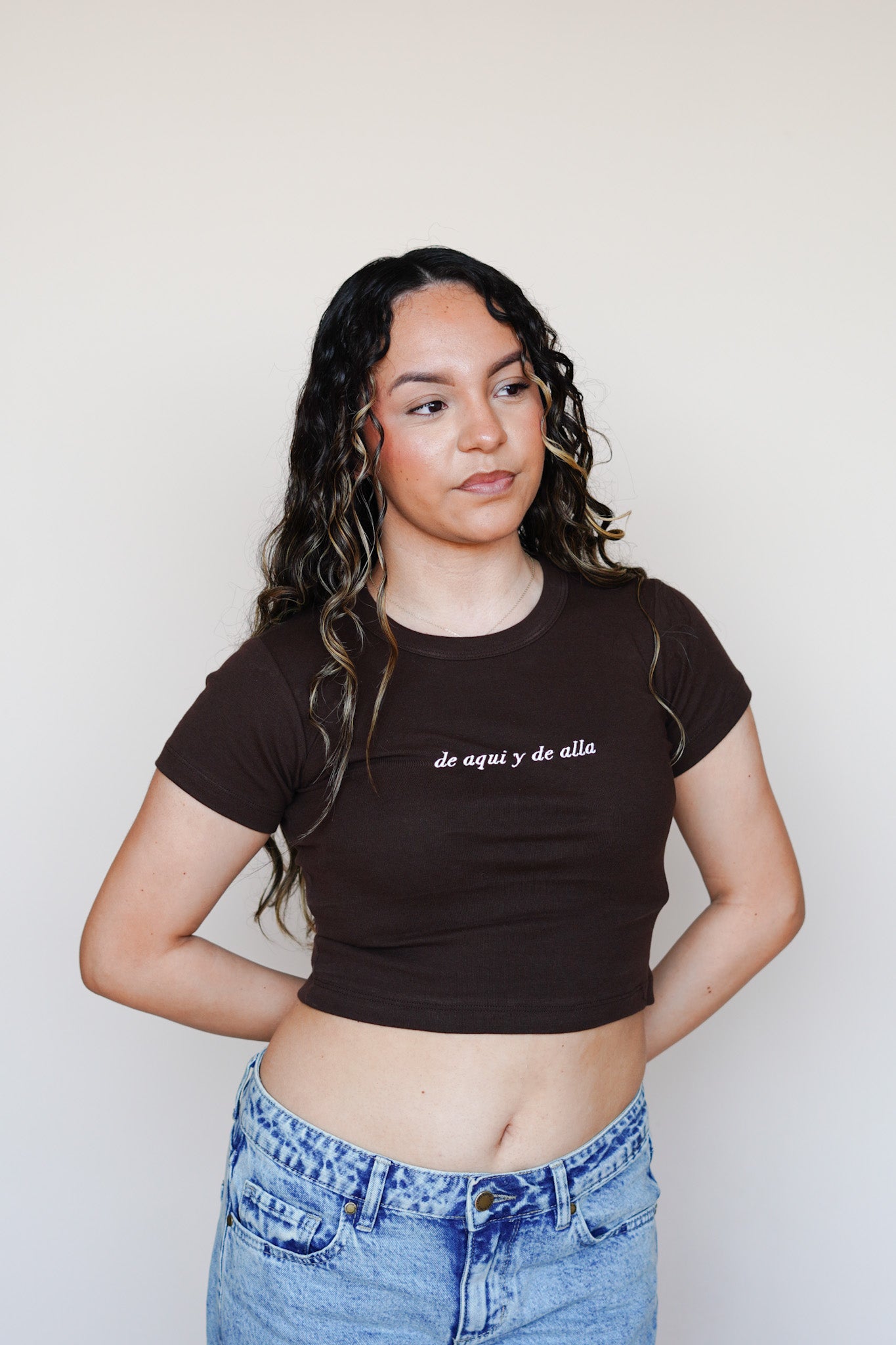 'De Aquí y De Allá' Embroidered Brown Rib Baby Tee